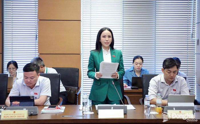 Đại biểu Lê Nữ Thùy Dương, Đoàn Đại biểu Quốc hội thành phố Đồng Nai phát biểu thảo luận tại tổ. Ảnh: CTV
