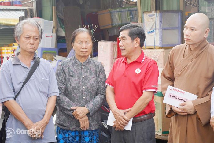 Ủy viên Thường vụ Ban Chấp hành Trung ương Hội, Chủ tịch Hội Chữ thập đỏ thành phố Đồng Nai Nguyễn Tấn Hưng (thứ 2 từ phải qua) thăm hỏi, lắng nghe và động viên các tiểu thương bị ảnh hưởng bởi vụ cháy. Ảnh: Lê Duy