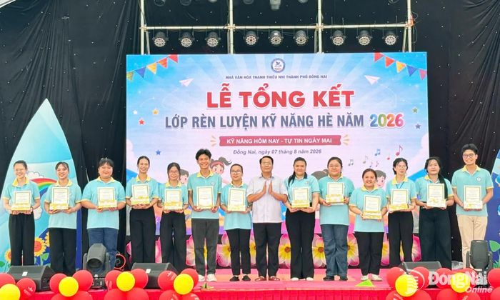 Phó Giám đốc Nhà Văn hóa thanh thiếu nhi thành phố Trương Hải Thị trao khen thưởng cho quản sinh có nhiều đóng góp cho chương trình rèn luyện kỹ năng hè. Ảnh: ĐVCC