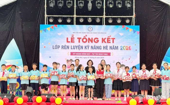 Các đại biểu trao khen thưởng cho các em thiếu nhi đã hoàn thành xuất sắc chương trình rèn luyện kỹ năng hè. Ảnh: ĐVCC