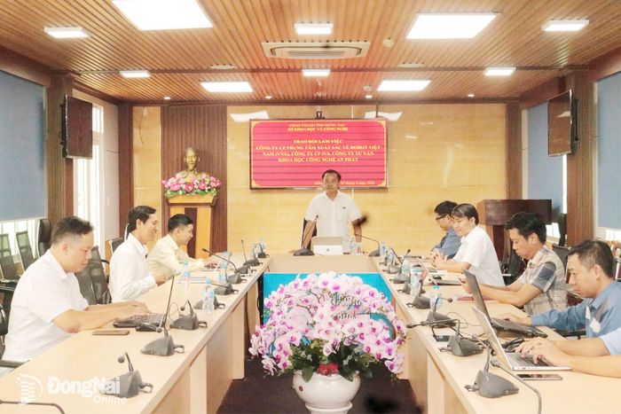 Phó Giám đốc Sở Khoa học và Công nghệ Đồng Nai Nguyễn Thanh Phong chia sẻ tại buổi làm việc với các doanh nghiệp. Ảnh: Thanh Cảnh