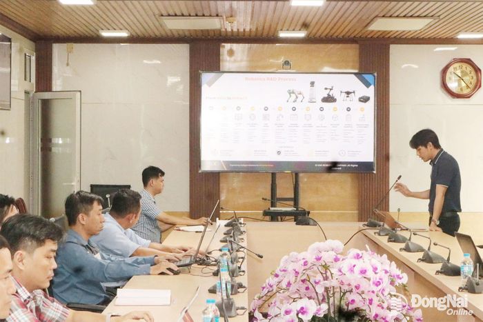 Đại diện doanh nghiệp giới thiệu về công nghệ, giải pháp robot ứng dụng. Ảnh: Thanh Cảnh