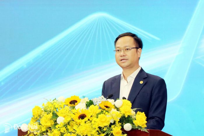 Chủ tịch Hội Doanh nhân trẻ Đồng Nai Đặng Quốc Nghi trình bày mong muốn của cộng đồng doanh nhân trẻ. Ảnh: Vương Thế