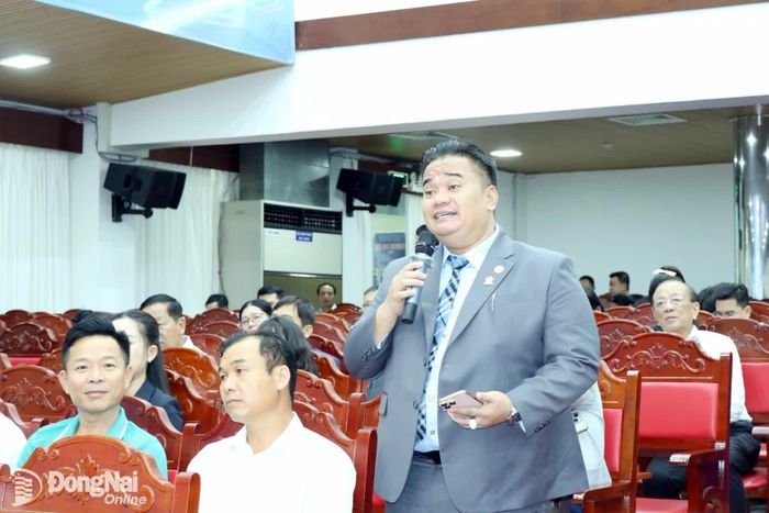 Đại diện cộng đồng doanh nghiệp, doanh nhân trẻ góp ý thảo luận tại diễn đàn. Ảnh: Vương Thế