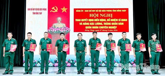 Đại tá Nguyễn Trọng Việt, Phó Chỉ huy trưởng Ban Chỉ huy Bộ đội Biên phòng tỉnh Đồng Tháp trao Quyết định nâng lương, thăng quân hàm cho các quân nhân chuyên nghiệp.