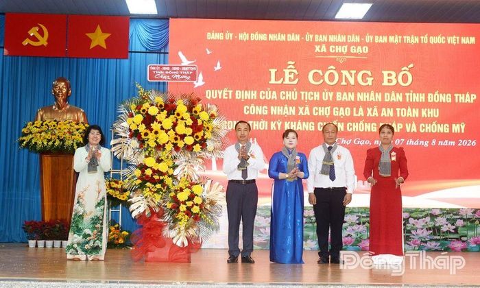 Đồng chí Phạm Thị Mai Tiên, Ủy viên Ban Thường vụ Tỉnh ủy, Chánh Văn phòng Tỉnh ủy tặng hoa chúc mừng xã Chợ Gạo.