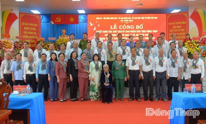 Đại biểu chụp ảnh lưu niệm.