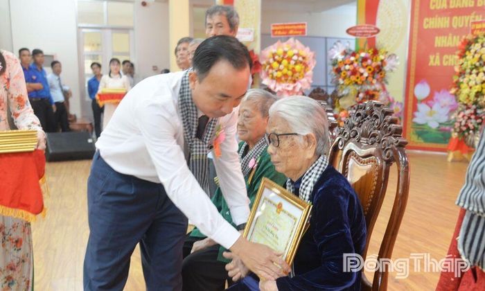 Bí thư Đảng ủy xã Chợ Gạo Phạm Hùng Vinh trao giấy khen cho Mẹ Việt Nam Anh hùng Nguyễn Thị Chung.