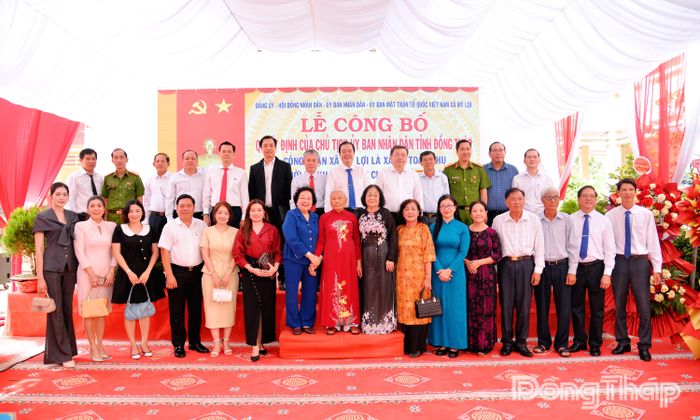 Đại biểu dự lễ chụp ảnh lưu niệm.