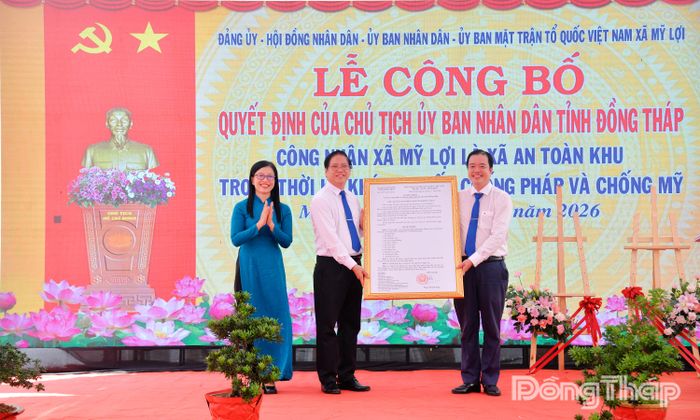 Đồng chí Nguyễn Thị Kim Tuyến trao Quyết định của Chủ tịch UBND tỉnh Đồng Tháp công nhận xã An toàn khu.