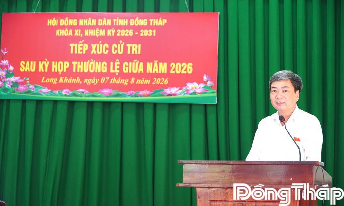 Đại biểu Phạm Văn Chuẩn phát biểu tại buổi tiếp xúc cử tri xã Long Khánh.