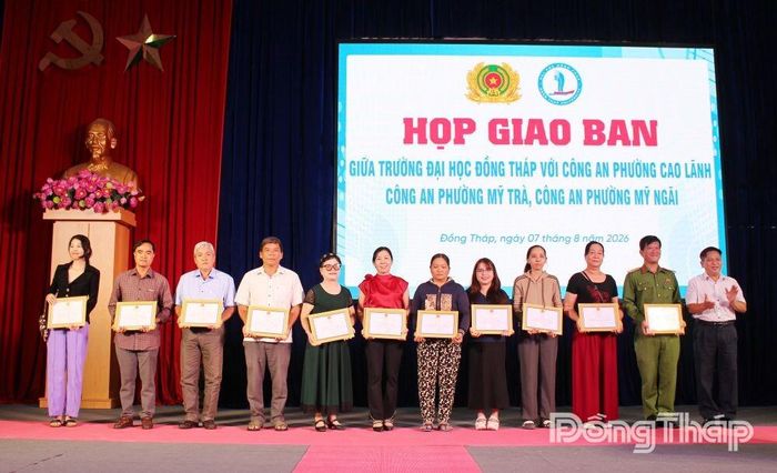 TS. Cao Dao Thép, Phó Hiệu trưởng Trường Đại học Đồng Tháp trao Giấy khen cho các cá nhân.