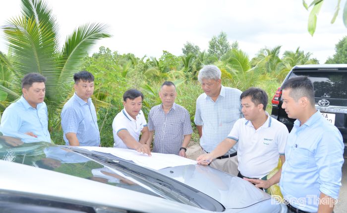 Các đơn vị có liên quan kiểm tra mốc giải phóng mặt bằng tại thực địa.