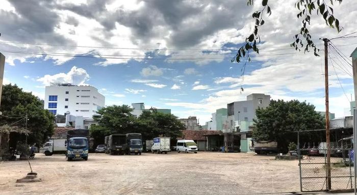  Khu đất của Hợp tác xã Vận tải cơ giới đường bộ 1/4 Quy Nhơn (đường Phạm Hồng Thái, phường Quy Nhơn) có diện tích khoảng 0,35 ha được sử dụng để xây dựng khu tái định cư số 2 thuộc dự án. Ảnh: T.S 