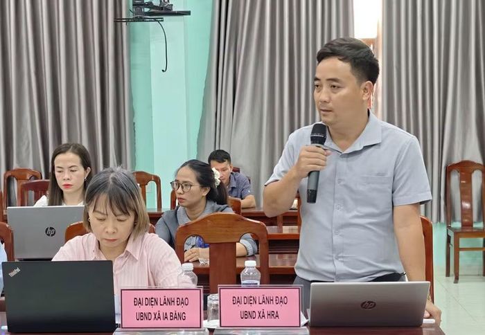 Đại diện UBND xã Hra nêu lên một số vướng mắc trong quá trình giải phóng mặt bằng dự án. Ảnh: Dũng Nhân