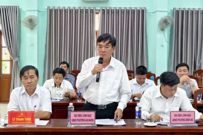Đại diện UBND phường An Nhơn báo cáo tỷ lệ bàn giao mặt bằng sạch qua địa bàn đạt 94%. Ảnh: Dũng Nhân