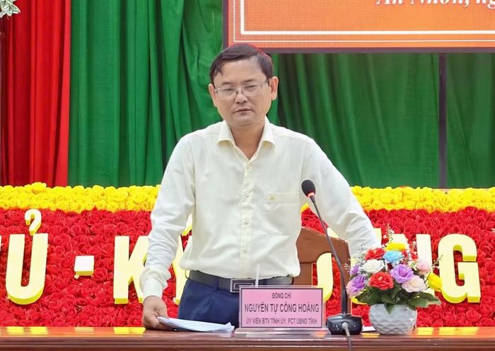 Phó Chủ tịch UBND tỉnh Nguyễn Tự Công Hoàng phát biểu tại buổi làm việc. Ảnh: Dũng Nhân