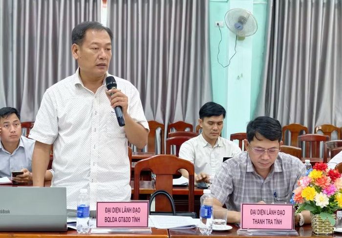Lãnh đạo Ban Quản lý dự án các công trình giao thông và dân dụng tỉnh kiến nghị một số khó khăn cần tháo gỡ. Ảnh: Dũng Nhân