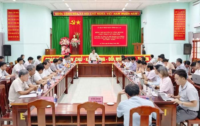 Quang cảnh buổi làm việc. Ảnh: Dũng Nhân