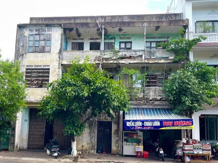  Khu tập thể 42 - 44 Tăng Bạt Hổ (phường Quy Nhơn) đã xuống cấp nghiêm trọng. Ảnh: B.N 