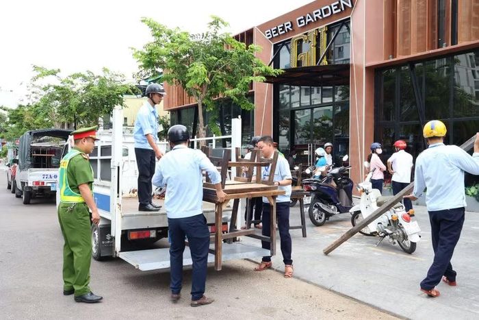 Lực lượng chức năng tập trung tuyên truyền, nhắc nhở người dân và các hộ kinh doanh chấp hành các quy định về sử dụng lòng đường, vỉa hè. Ảnh: Đ.Y