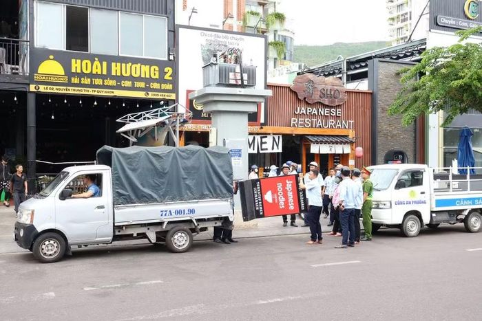 Việc kết hợp giữa công tác tuyên truyền, vận động với kiểm tra, xử lý góp phần nâng cao ý thức chấp hành của người dân và các hộ kinh doanh, hạn chế tình trạng tái lấn chiếm lòng đường, vỉa hè. Ảnh: Đ.Y