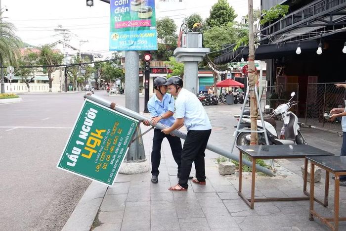 Đối với các trường hợp vi phạm, lực lượng chức năng tiến hành chấn chỉnh, xử lý và di dời các vật dụng lấn chiếm lòng, lề đường, vỉa hè. Ảnh: Đ.Y