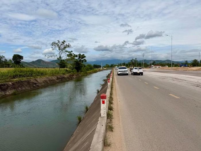  Đoạn đường huyện ĐH.26 qua xã Bình An sát mép kênh Văn Phong nhưng không có hàng rào bảo vệ, tiềm ẩn nguy cơ tai nạn đối với các phương tiện giao thông. Ảnh: N.C 