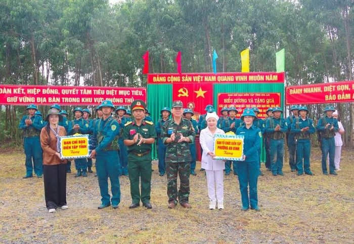  Ban Chỉ đạo diễn tập tỉnh và phường An Bình tặng quà cho các lực lượng tham gia diễn tập. Ảnh: H.B 