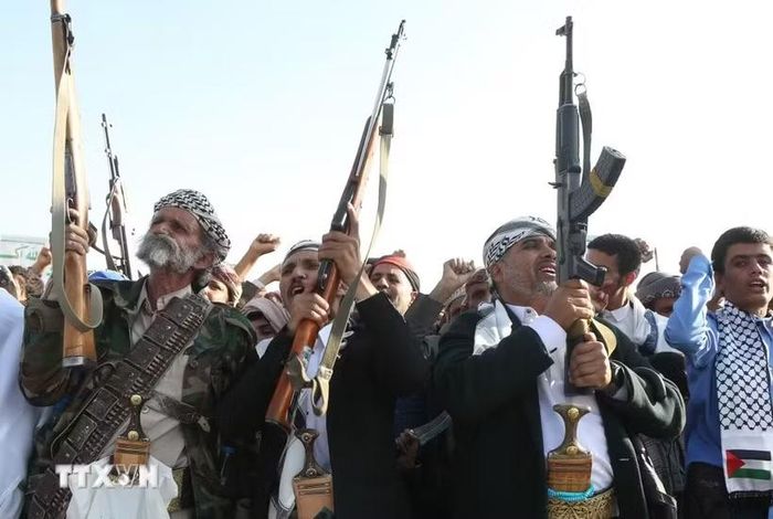 Các tay súng Houthi tại Sanaa, Yemen. Ảnh: THX/TTXVN phát