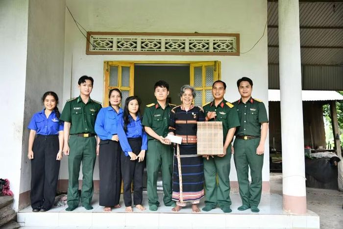 Tuổi trẻ Bộ Chỉ huy Quân sự tỉnh đến thăm, tặng quà già làng Blâm ở làng Krông. Ảnh: Anh Tuấn