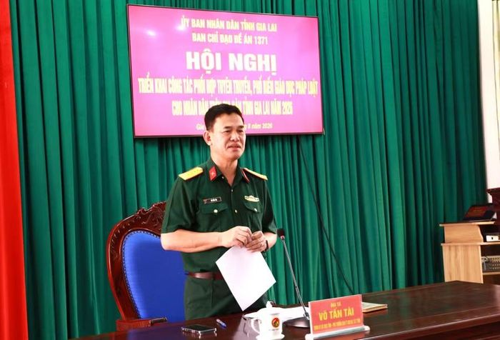 Đại tá Võ Tấn Tài phát biểu tại hội nghị. Ảnh: Thành Phúc