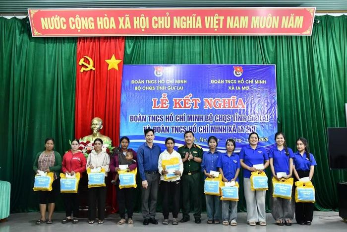 Tuổi trẻ Bộ Chỉ huy Quân sự tỉnh tặng quà cho các trường hợp có hoàn cảnh khó khăn ở xã Ia Mơ. Ảnh: Anh Tuấn
