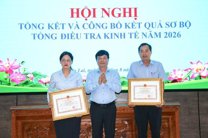 Phó Chủ tịch Thường trực UBND tỉnh Nguyễn Tuấn Thanh tặng bằng khen của Chủ tịch UBND tỉnh cho các tập thể của Thống kê tỉnh đã có nhiều đóng góp, hoàn thành xuất sắc nhiệm vụ triển khai TTĐTKT năm 2026. Ảnh: Trọng Lợi