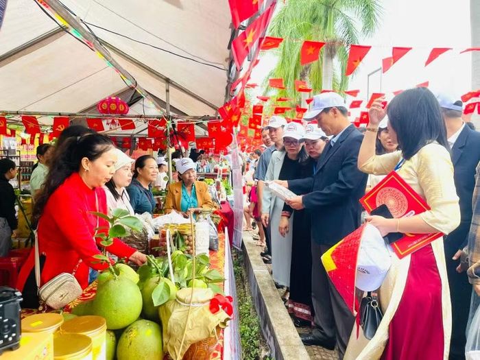 Hội chợ quy tụ 116 gian hàng nông sản đặc trưng, sản phẩm OCOP, sản phẩm tiêu biểu và các sản phẩm thực phẩm. Ảnh: Hồng Thương