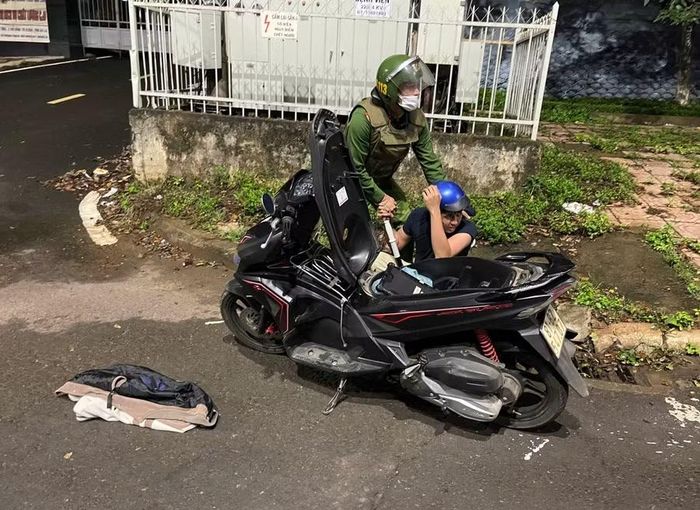 Dũng để lại xe bỏ chạy nhưng đã bị Cảnh sát 113 bắt giữ. Ảnh: Hải Vũ