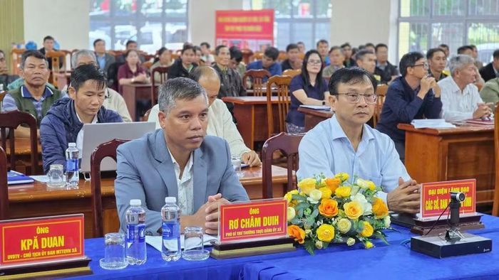  Các đại biểu tham dự hội nghị tiếp xúc cử tri tại xã Gào. Ảnh: P.D 