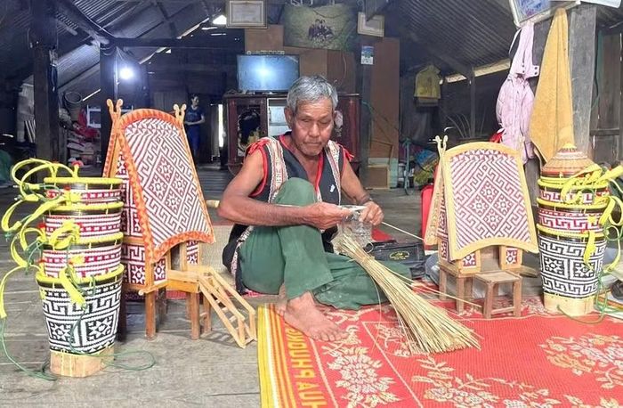 Ông Đinh Nhiêu là nghệ nhân tài hoa trong nghề đan đát. Ảnh: Hồng Thương