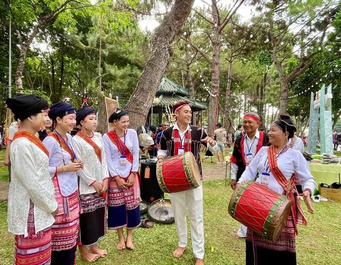 Các chủ thể văn hóa nòng cốt và kế cận của cộng đồng dân tộc Chăm Hroi xã Vân Canh trong một buổi tập luyện. Ảnh: Lam Nguyên