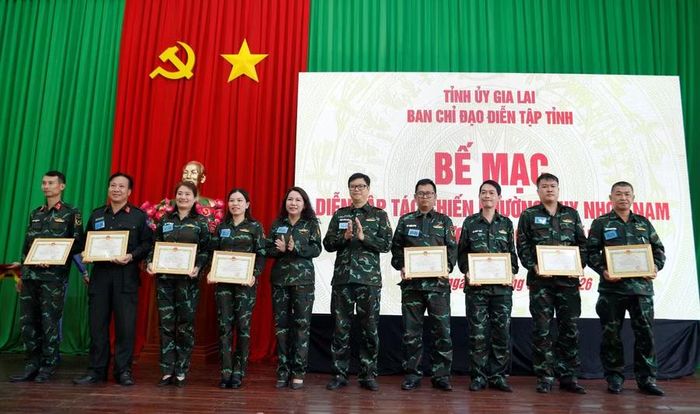 Ban Chỉ đạo diễn tập tỉnh tặng quà (trái), phường Quy Nhơn Nam khen thưởng các lực lượng tham gia diễn tập. Ảnh: H.P 