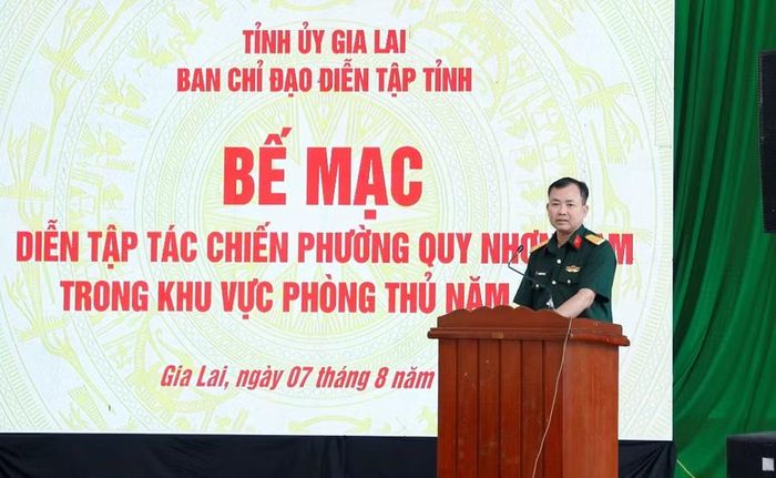  Đại tá Nguyễn Thế Vinh - Chỉ huy trưởng Bộ Chỉ huy Quân sự tỉnh, Phó Trưởng ban Thường trực Ban Chỉ đạo diễn tập tỉnh phát biểu bế mạc diễn tập. Ảnh: H.P 