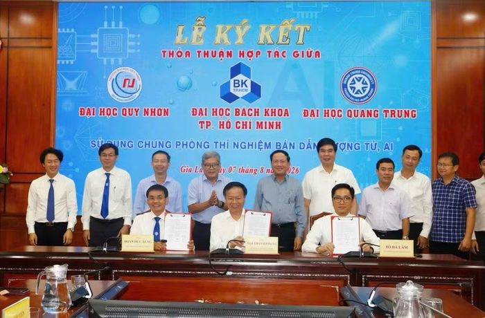  Lễ ký kết thỏa thuận hợp tác giữa các trường về việc sử dụng chung các phòng thí nghiệm trong lĩnh vực bán dẫn, công nghệ lượng tử và trí tuệ nhân tạo (AI). Ảnh: Hồ Điểm 