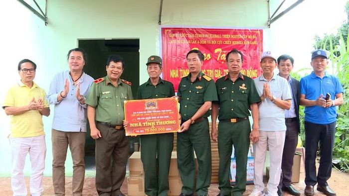  Cựu chiến binh Phạm Đăng Trường (làng Ktu) được hỗ trợ 75 triệu đồng để xây dựng nhà ở. Ảnh: Huy Toàn 