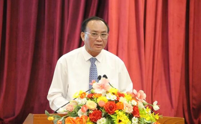  TS. Nguyễn Huỳnh Huyện - Phó Trưởng Ban Tuyên giáo và Dân vận Tỉnh ủy báo cáo đề dẫn hội thảo. Ảnh: Trọng Lợi 