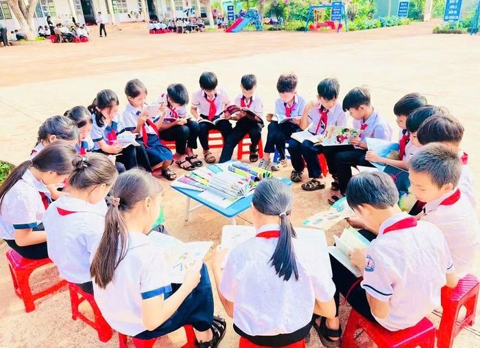  Trường Tiểu học Nguyễn Tất Thành (xã Ia Hrú) bố trí các điểm đọc ngoài trời với thảm xốp, bàn ghế di động, tạo điều kiện cho học sinh tiếp cận với sách mọi lúc, mọi nơi. Ảnh: T.D 