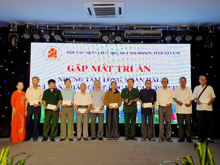  Hội trao 50 suất quà cho các nạn nhân chất độc da cam/dioxin tiêu biểu trong tỉnh. Ảnh: Kim Hường 