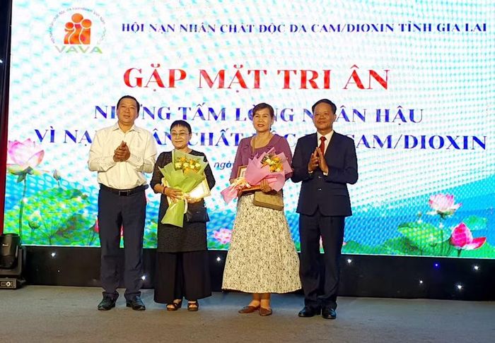  Lãnh đạo Hội tặng bằng tri ân cho các nhà tài trợ tiêu biểu. Ảnh: Kim Hường 