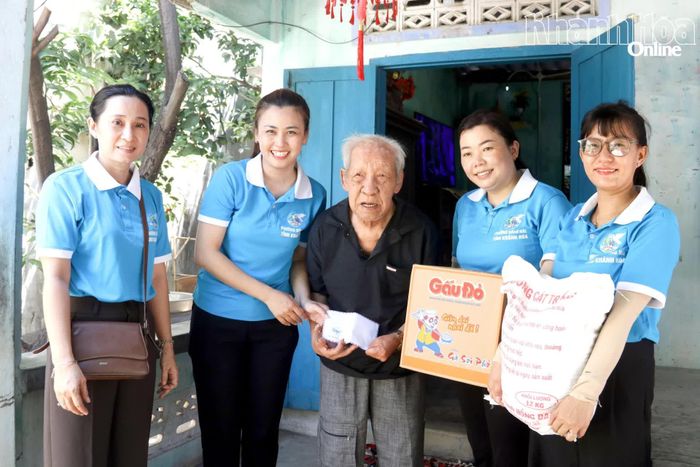 Hội Liên hiệp Phụ nữ phường trao quà hỗ trợ cho ông Trần Văn Cho.