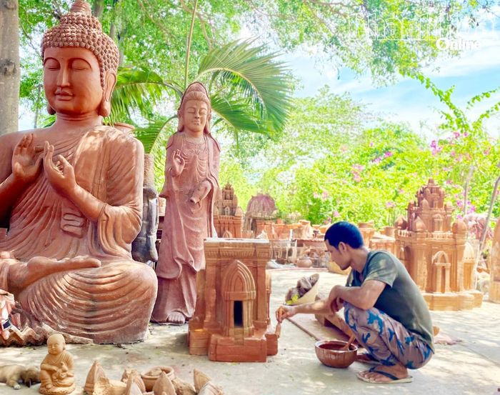 Hoạt động sản xuất gốm Chăm tại làng nghề gốm Bàu Trúc.
