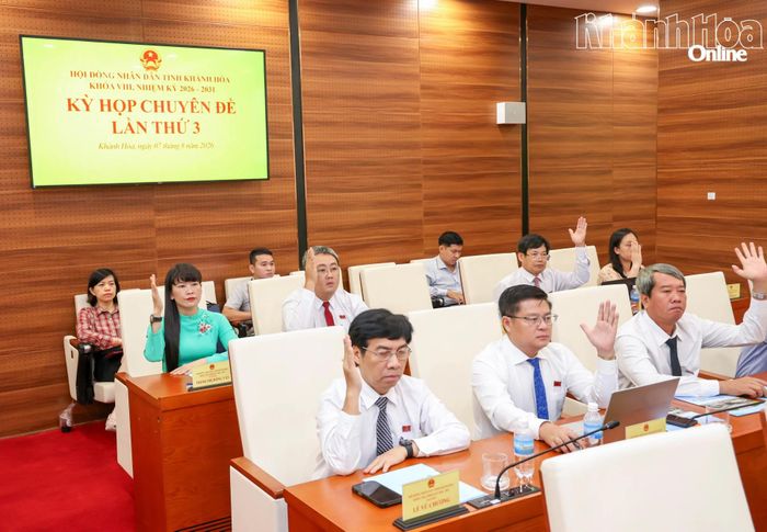 Các đại biểu HĐND tỉnh biểu quyết thông qua nghị quyết được trình tại kỳ họp.